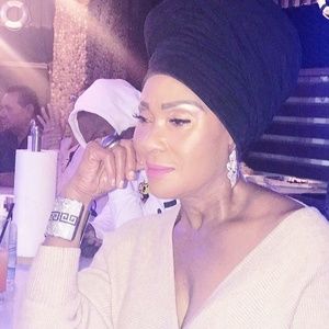 Meet your Posher, Henrietta